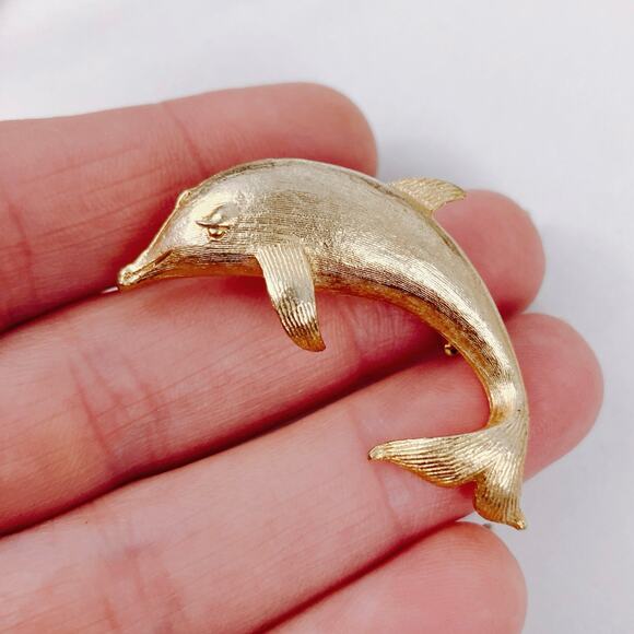 Mid Century Gold Tone Dolphin Brooch Figural Marine Animal Vintage Jewelry - Picture 2 of 7
